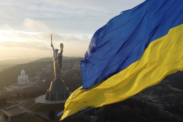 Самый большой государственный флаг Украины находится на самом высоком флагштоке страны и памятнике 