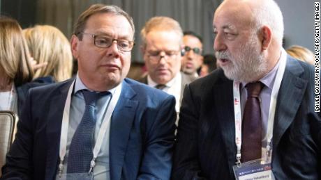 Российский бизнесмен Михаил Фридман (слева) и бизнесмен Виктор Вексельберг выступают на конференции в Москве 17 сентября 2019 года. 