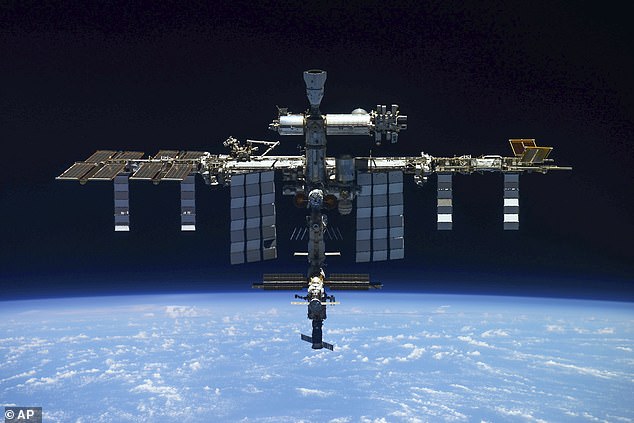Россия собирается покинуть Международную космическую станцию ​​и больше не будет сотрудничать с НАСА и Европейским космическим агентством (на снимке: вид на Международную космическую станцию, сделанный экипажем российского космического корабля «Союз МС-19» 30 марта 2022 г. после он был отсоединен от станции)