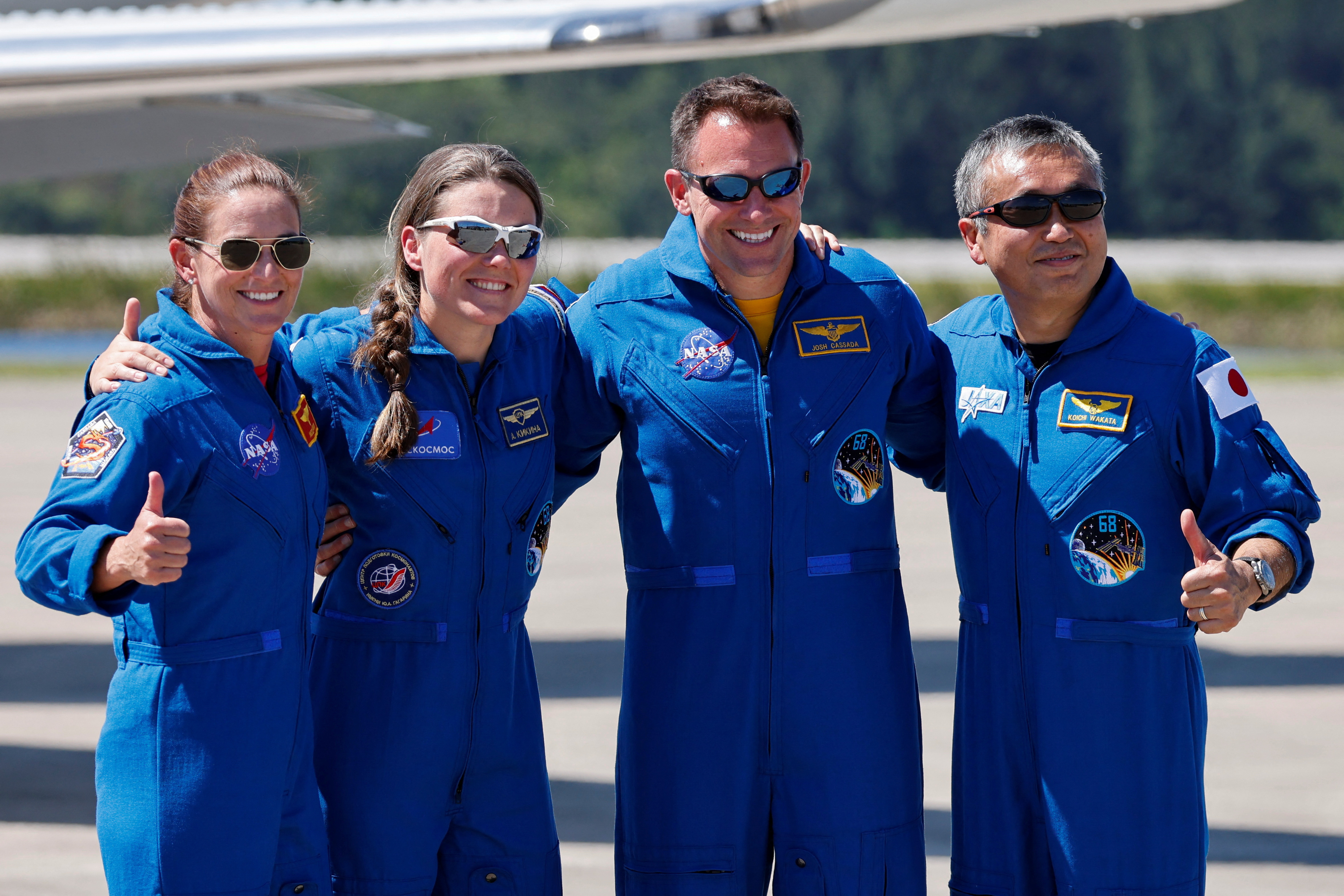 Астронавты прибывают в Космический центр Кеннеди для подготовки к запуску на Международную космическую станцию.