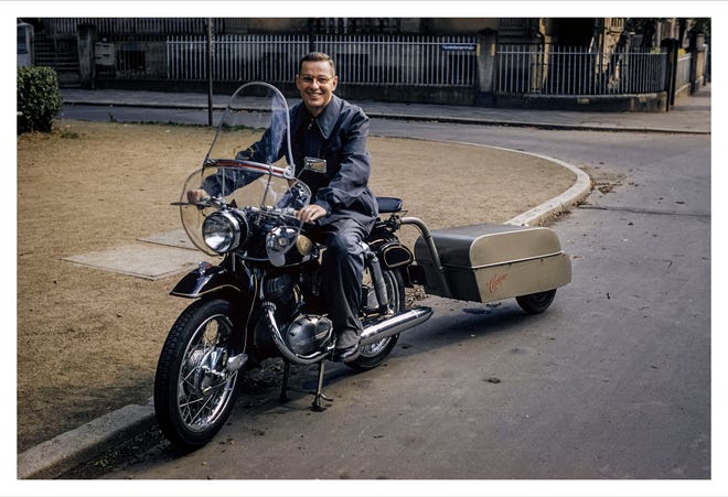 Гордон Лэнктон на своем мотоцикле во Франкфурте, Германия, 6 ноября 1956 года. Это фото из его одиночного кругосветного путешествия, которое изменило его жизнь.  Это была часть его книги, "Долгая дорога к своим домам."