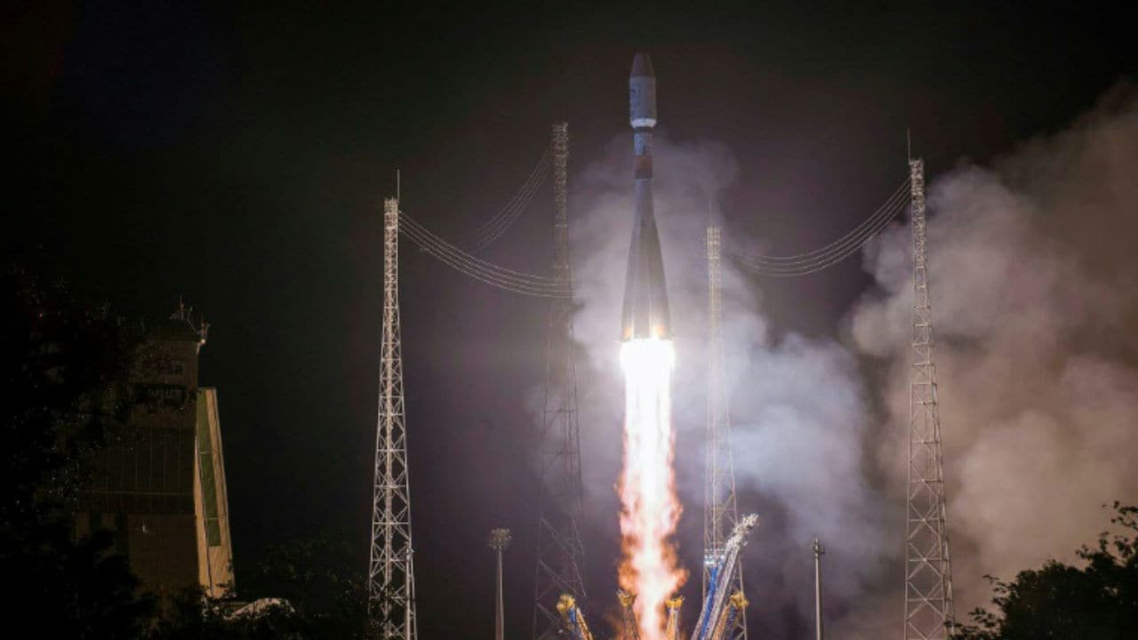     Ракета Союз запускает первый в России спутник для наблюдения за климатом в Арктике