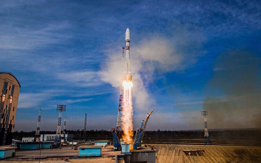 С космодрома Восточный на Дальнем Востоке России запускаются высокоступенчатая усовершенствованная ракета 