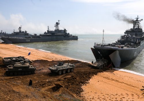 Британский военный корабль бросает вызов российским претензиям на Крым