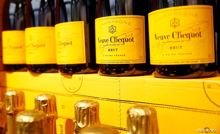 ФОТОГРАФИЯ: Бутылки французского шампанского Veuve Clicquot на выставке в супермаркете швейцарской розничной группы Coop в Цумиконе, ...
