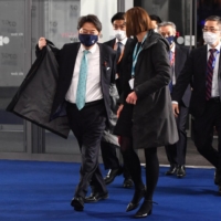 Министр иностранных дел Японии Ёсимаса Хаяси прибыл в последний день встречи министров иностранных дел и развития G7 в Ливерпуль в воскресенье.  |  бассейн / через Reuters