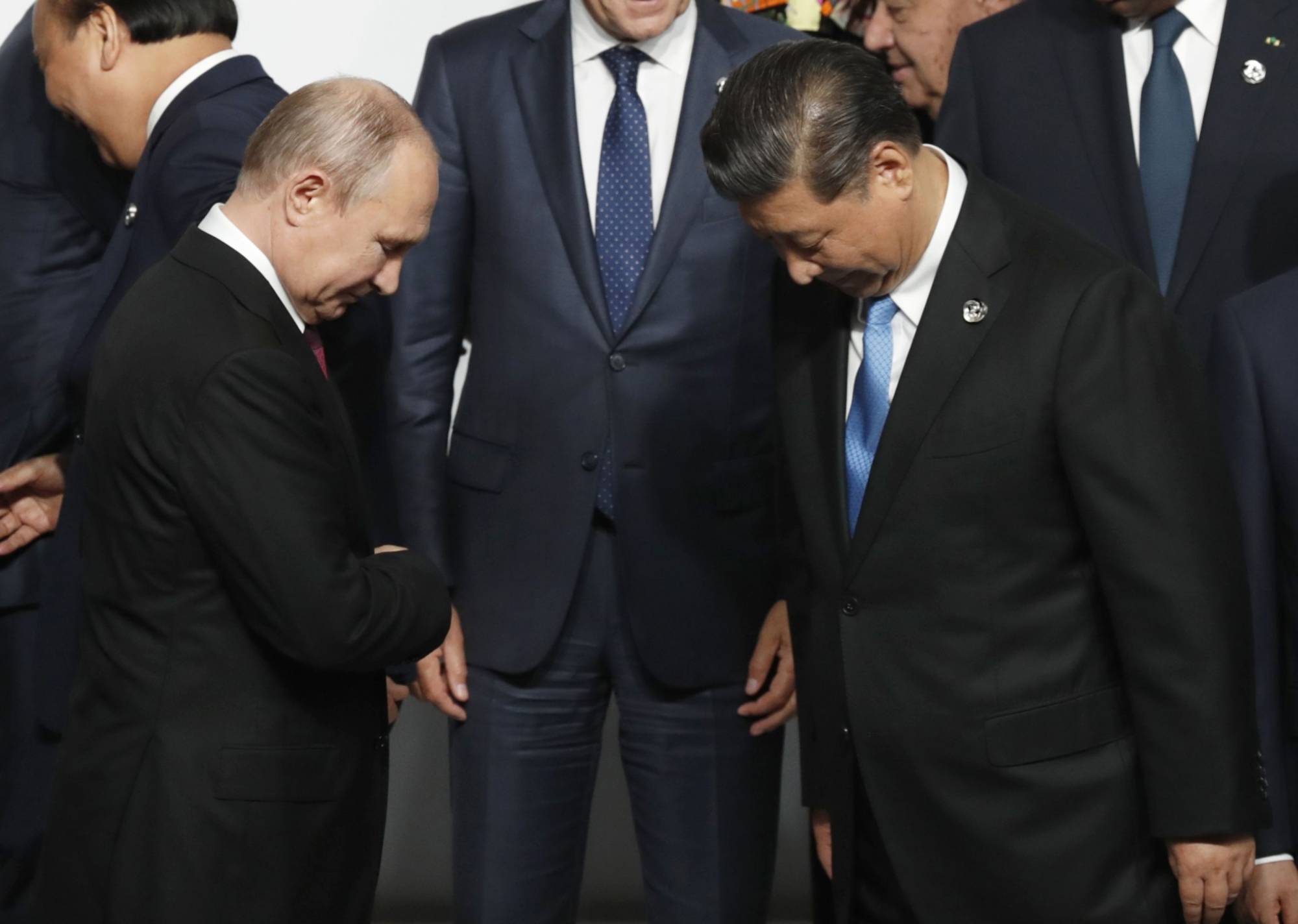 Владимир Путин и Си Цзиньпин на семейной фотосессии на саммите G20 в Осаке в июне 2019 года. |  Блумберг 