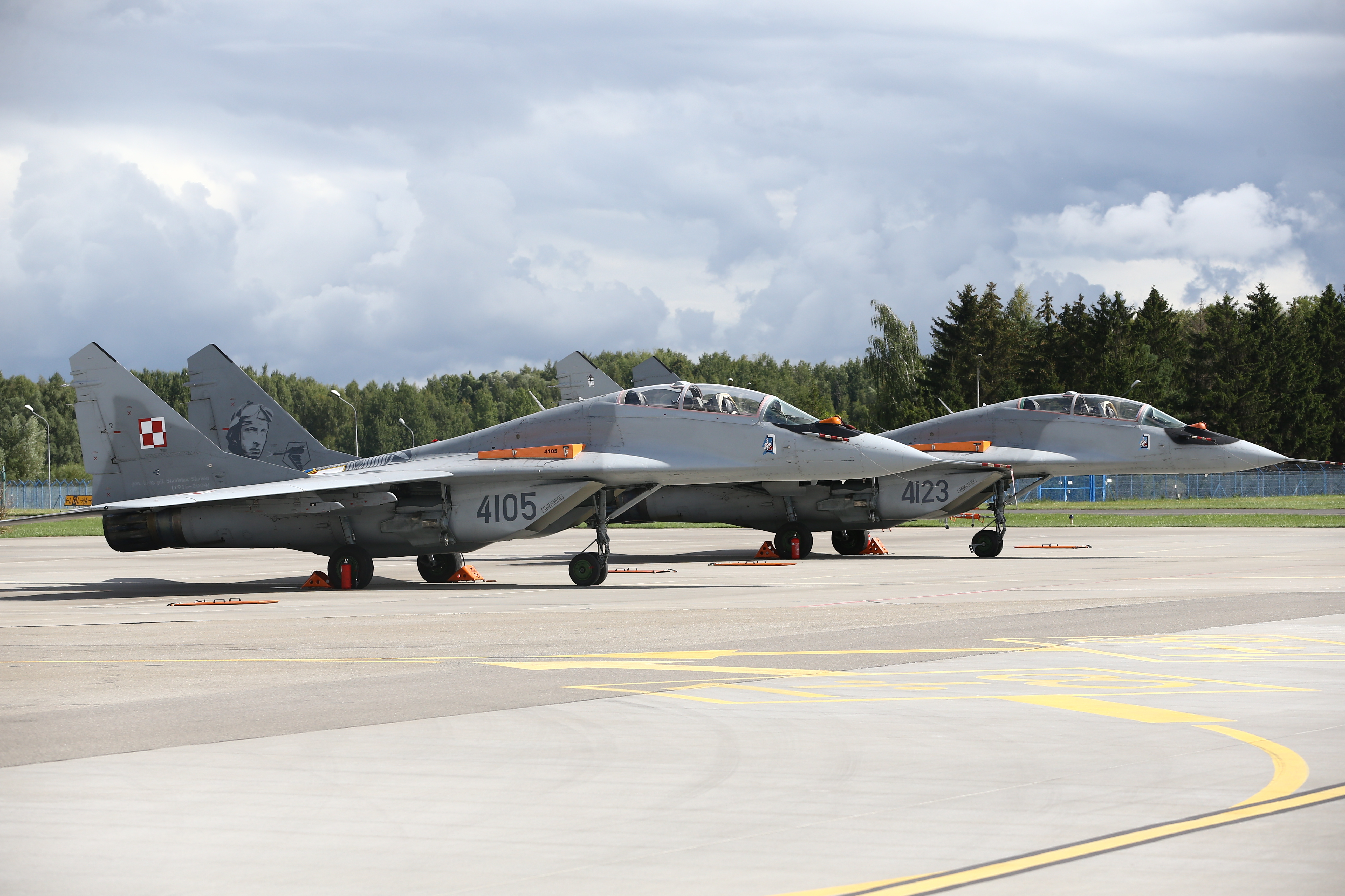 Пара МиГ-29 ВВС Польши командует 22-й авиабазой в Мальборке, Польша, 27 августа.