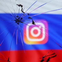 На этой иллюстрации, сделанной в пятницу, российский флаг и логотип Instagram видны сквозь битое стекло.  |  Рейтер