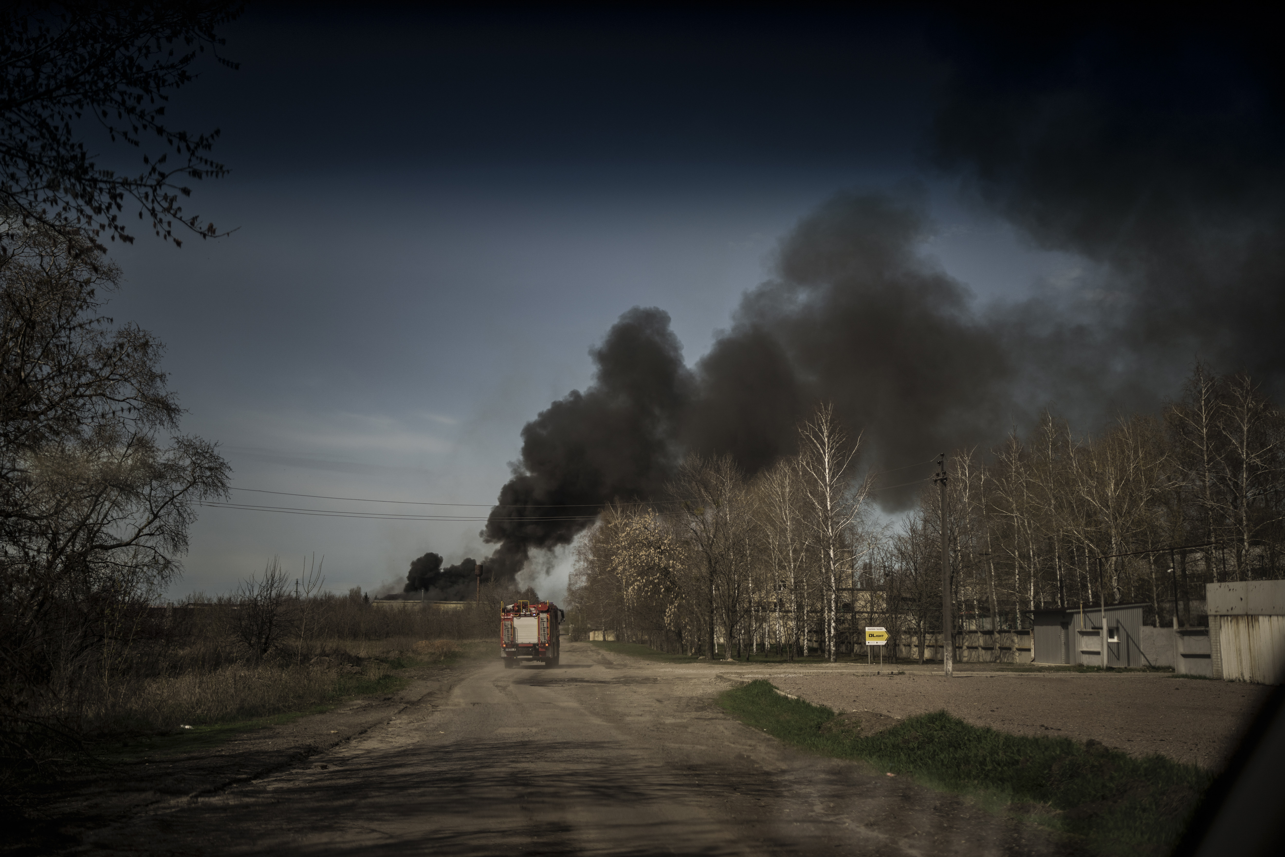 Пожарные направляются к заводскому пожару после российской атаки на окраине Харькова, Украина, 15 апреля. 