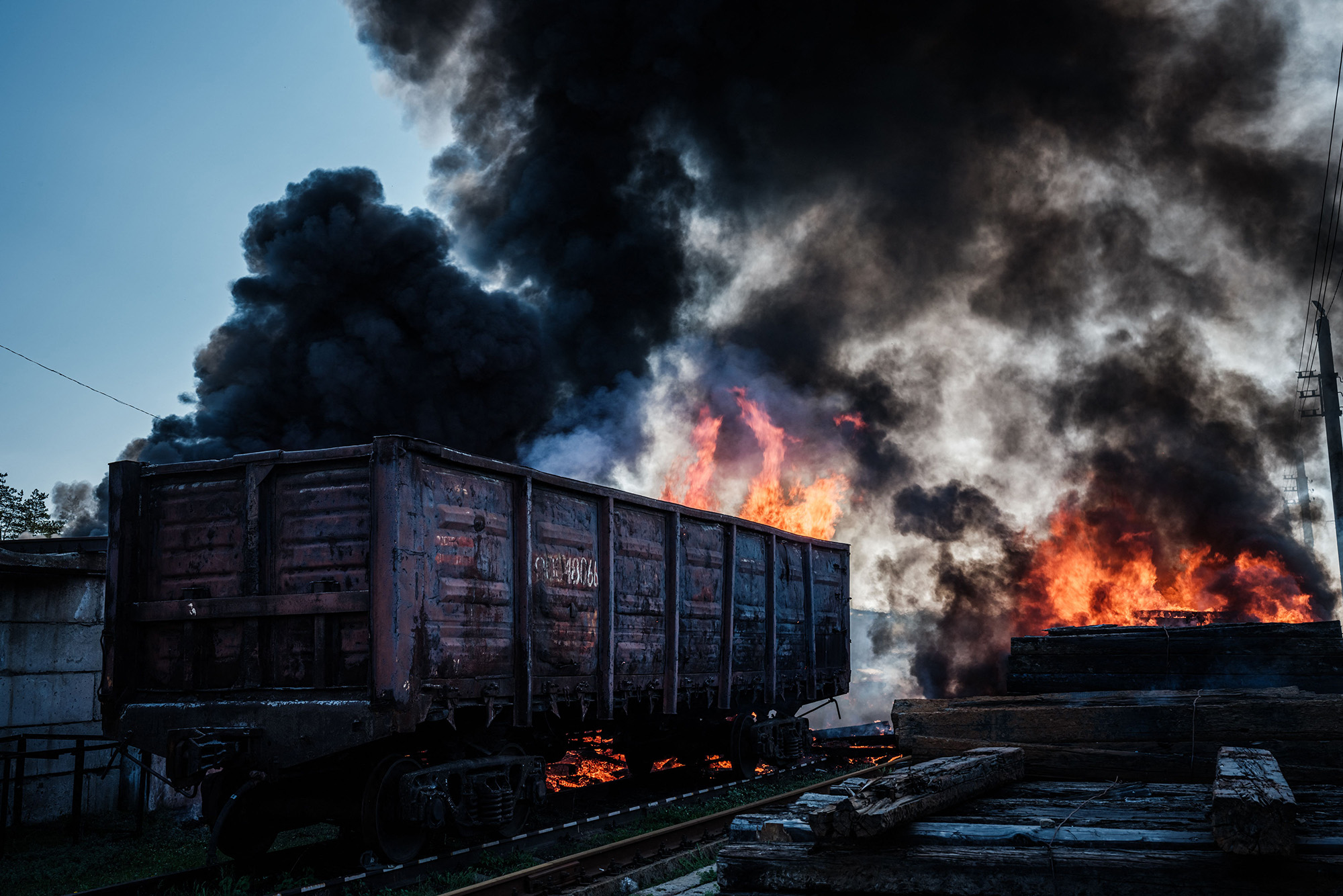 Железнодорожный вагон и шпалы горят после обстрела возле станции Лиман, Украина, 28 апреля.