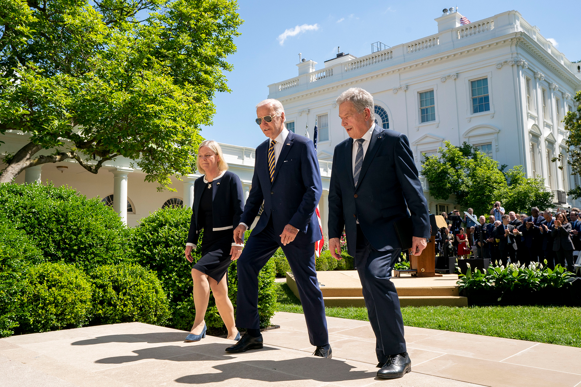 Премьер-министр Швеции Магдалена Андерсон, президент США Джо Байден и президент Финляндии Саули Ниинистё покидают Розовый сад Белого дома после выступления 19 мая. 