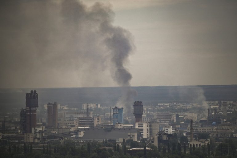 Дым поднимается над городом Северодонецк на востоке Украины.